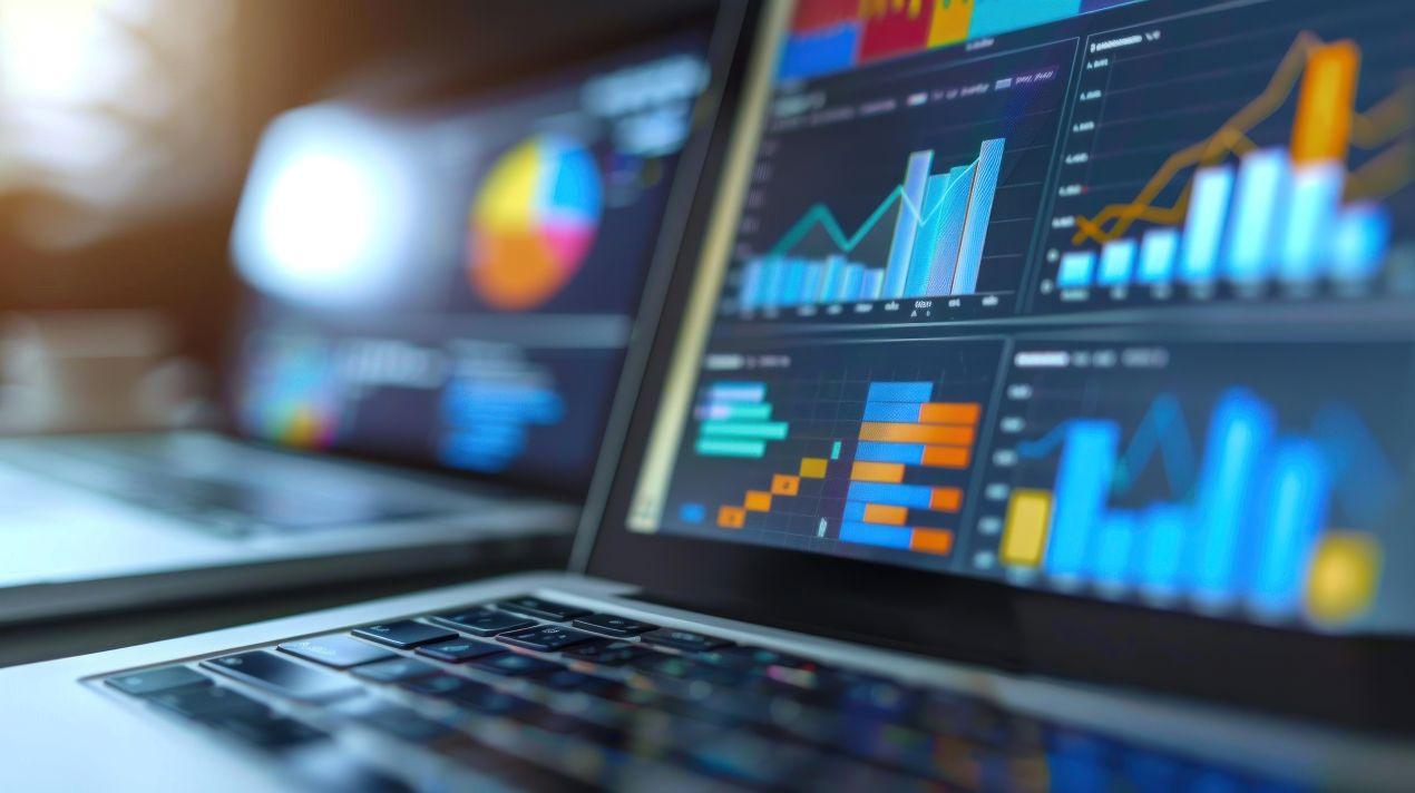 Laptop-Bildschirm mit Analysediagrammen zur Erfolgsmessung von Branding-Kampagnen, die Notizblöcke mit Logo und andere Maßnahmen umfassen.